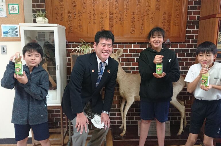 寄小学校にサイダー寄贈