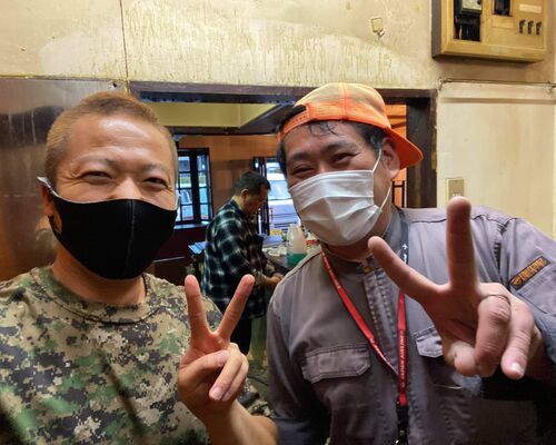 手伝いにこられた草柳さんおはようございます。  昨日はテレビ朝日をご試聴頂きありがとうございました‼️  大変大きな反響がありました。  さて月曜日ですが  鹿児島で講演します。  鹿児島の中小企業家同友会のエネルギーシフト研究委員会からお招きをいただきました！  「ポストコロナ時代の地域再生」報告会  報告者：小田原かなごてファーム社長　小山田　大和氏  11月9日　月曜日 17時〜18時30分 ソーホーかごしま （鹿児島市易居町1-2   鹿児島市役所みなと大通り別館6階）  「ポストコロナ時代の地域再生」というテーマで小山田大和氏に報告して頂きます。  氏はクローズアップ現代等数々のメディアに取り上げられているエネルギーと農業の実践者です。  ソーラーシェアリング・地域電力・SDGs  ・農業・観光・再生可能エネルギー・気候変動　  等のキーワードを交えながらの報告になります。  参加費　無料  是非御参加下さい。  報告会の後、 懇親会も予定しています。  精一杯勤めます🙇  昨日も相変わらず  『みんなでカフェを作ろうプロジェクト』を開催し、昨日は三名の皆さんの来訪を受けました。      高圧洗浄機も登場。  カフェのプレオープンは12/6を目指しています。間に合うか？  さて、今日は戸塚で衆議院議員の秘書の仕事をして鹿児島にむかいます。