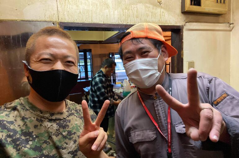 手伝いにこられた草柳さんおはようございます。  昨日はテレビ朝日をご試聴頂きありがとうございました‼️  大変大きな反響がありました。  さて月曜日ですが  鹿児島で講演します。  鹿児島の中小企業家同友会のエネルギーシフト研究委員会からお招きをいただきました！  「ポストコロナ時代の地域再生」報告会  報告者：小田原かなごてファーム社長　小山田　大和氏  11月9日　月曜日 17時〜18時30分 ソーホーかごしま （鹿児島市易居町1-2   鹿児島市役所みなと大通り別館6階）  「ポストコロナ時代の地域再生」というテーマで小山田大和氏に報告して頂きます。  氏はクローズアップ現代等数々のメディアに取り上げられているエネルギーと農業の実践者です。  ソーラーシェアリング・地域電力・SDGs  ・農業・観光・再生可能エネルギー・気候変動　  等のキーワードを交えながらの報告になります。  参加費　無料  是非御参加下さい。  報告会の後、 懇親会も予定しています。  精一杯勤めます🙇  昨日も相変わらず  『みんなでカフェを作ろうプロジェクト』を開催し、昨日は三名の皆さんの来訪を受けました。      高圧洗浄機も登場。  カフェのプレオープンは12/6を目指しています。間に合うか？  さて、今日は戸塚で衆議院議員の秘書の仕事をして鹿児島にむかいます。